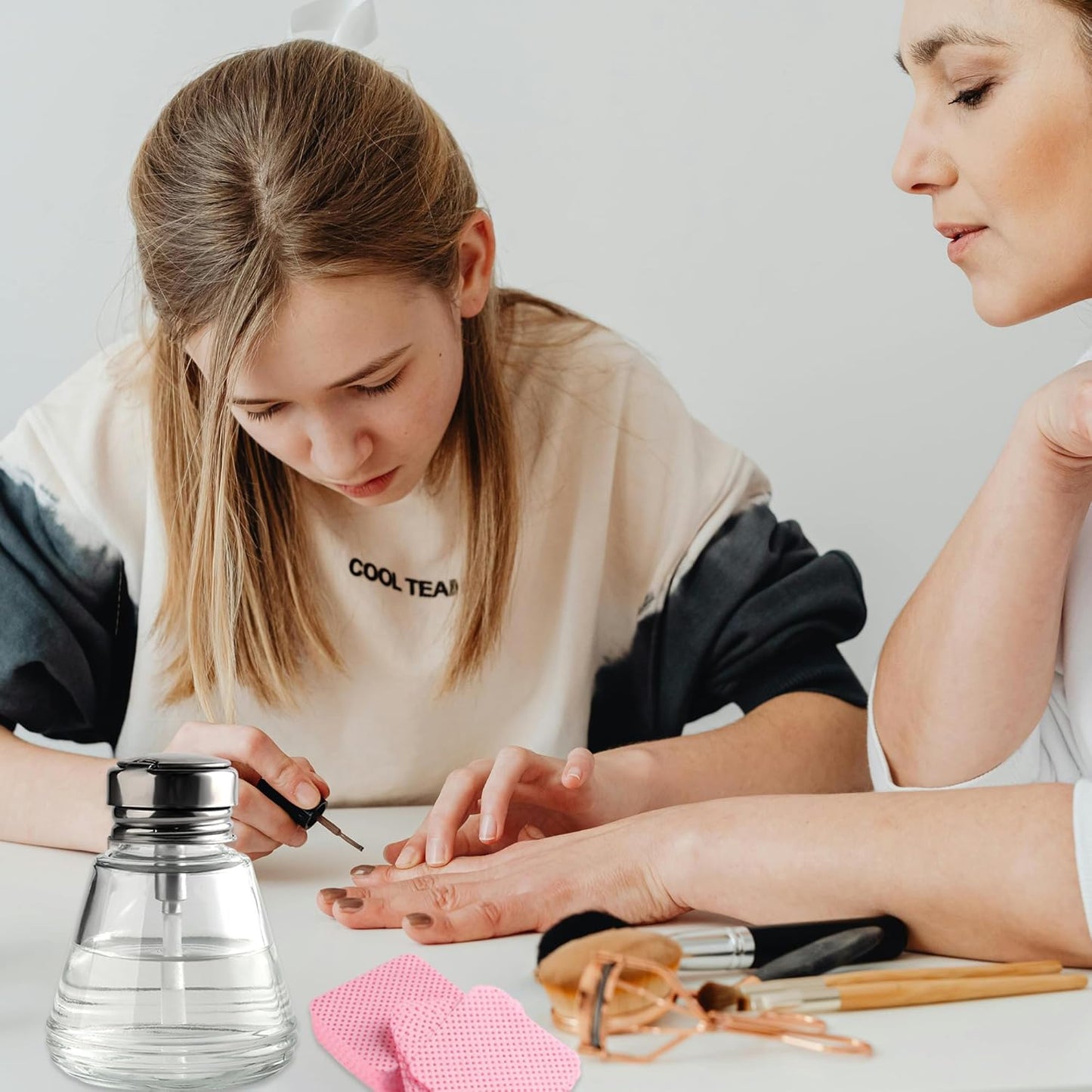 Pump Bottle Dispenser 180ml Clear Nail Polish Remover Pump Glass Metal Push Down Pump Dispenser 200Pcs Lint Free Nail Wipes Alcohol Dispenser Eye Makeup Remover Pump Push Down Empty Bottle