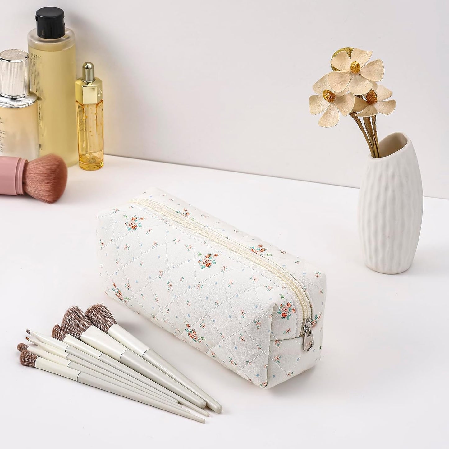 Cute Floral Cotton Makeup Brush Cosmetic Bag for Women, Travel Quilted Zipper Make Up Bag, Flowers Toiletry Organizer Case Kawaii Makeup Cosmetic Travel Cloth Pouch (White Small Flower)