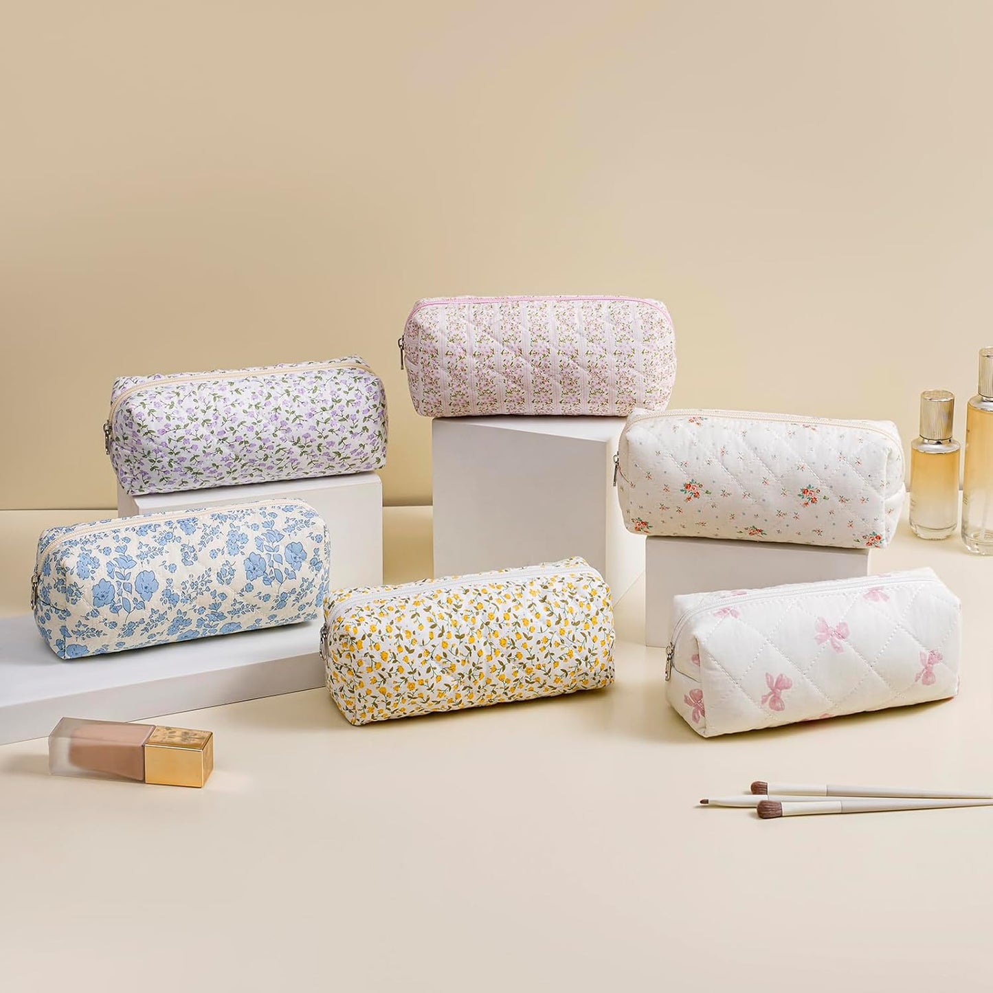 Cute Floral Cotton Makeup Brush Cosmetic Bag for Women, Travel Quilted Zipper Make Up Bag, Flowers Toiletry Organizer Case Kawaii Makeup Cosmetic Travel Cloth Pouch (White Small Flower)