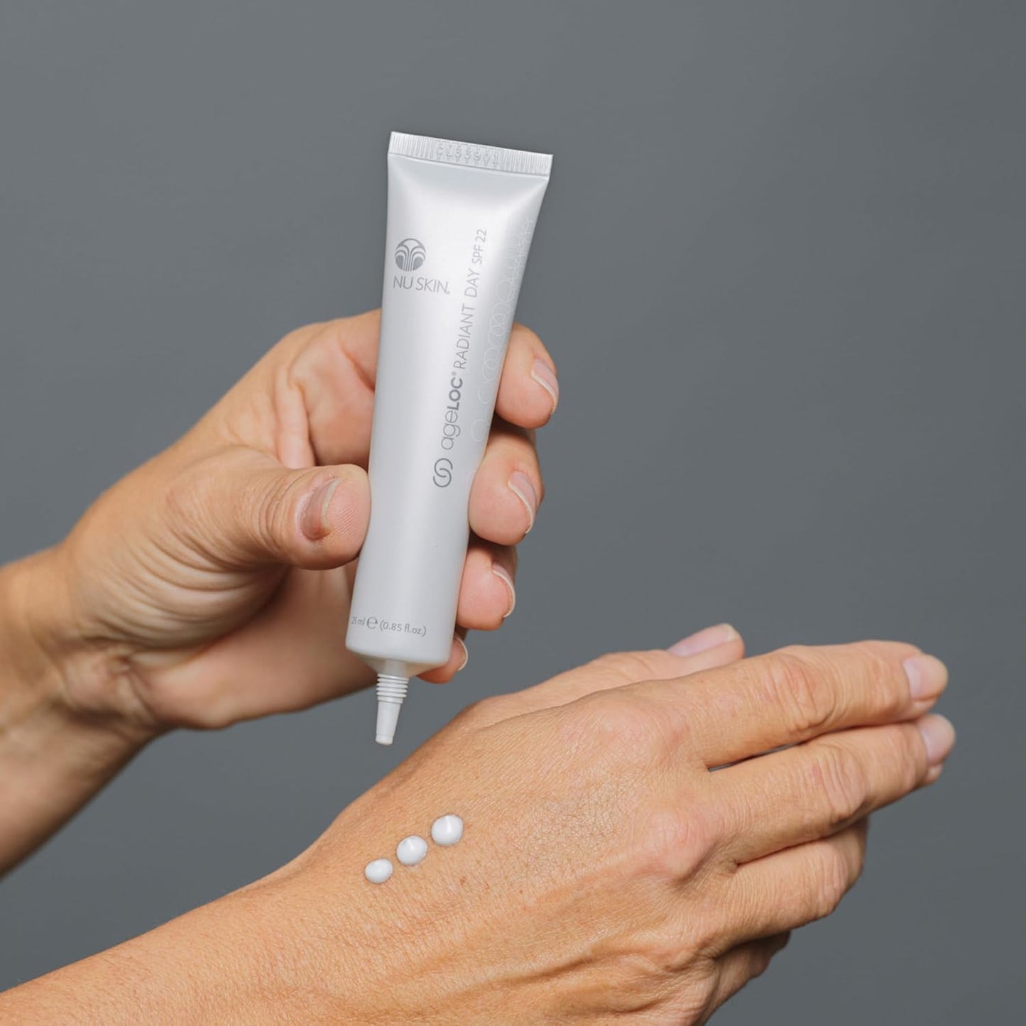 Nu Skin ageLOC Radiant Day SPF 22 | Broad-Spectrum UV Protection | Lightweight, Non-Greasy Daily Sunscreen | Supports Skin Hydration & Defense | Daily Skin Care | 30-Day Supply