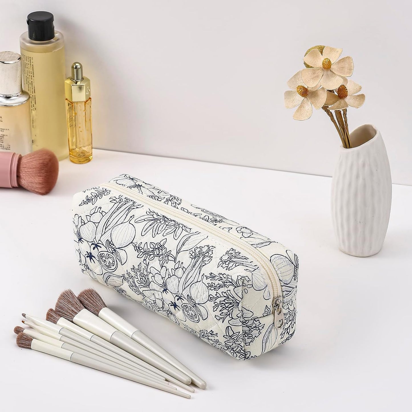 Cute Floral Cotton Makeup Brush Cosmetic Bag for Women, Travel Quilted Zipper Make Up Bag, Flowers Toiletry Organizer Case Kawaii Makeup Cosmetic Travel Cloth Pouch (Navy Blue Flower)